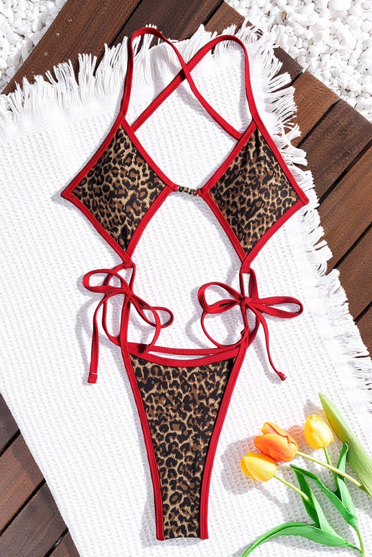 Luipaardprint Badpak Dames – Strappy Monokini met Rode Details